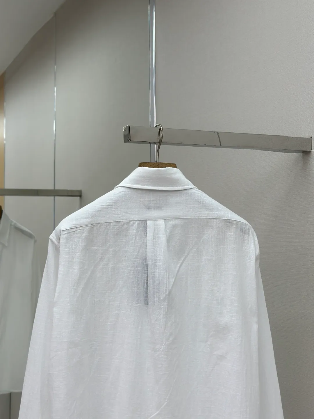 P400 Ralph Lauren embroidered linen shirt. Selected high-quality linen material with natural texture and breathability. Tight and smooth, comfortable and close to the skin. Stunning appearance in a clear light blue. The iconic pony embroidery is like a smart note jumping on the elegant canvas. Simple but highly recognizable. The ingenious design of the outer pleated split back shoulder adds a sense of agility and detachment. The minimalist shape contains the soul of fashion. Process 1: Adopting imported machine embroidery technology and using advanced computer control systems and precision mechanical components to achieve the iconic pony embroidery operation with high precision and smooth and delicate lines. Process 2: Using the side-turn buried clamp sewing process, which is smooth and tidy. Process 3: The fabrics have been washed and have a better hand feel. Not easy to deform, not easy to shrink, not easy to fade, and maintain long-term beauty. Accessories: Customized 1:1 thick plate resin buckle Customized 1:1 Ralph Lauren trademark Fit: Loose fit Size: S M L XL Style number: 25246-B20